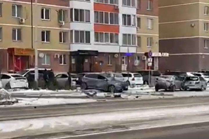 В столице Хакасии автомобиль протаранил несколько стоящих на парковке машин